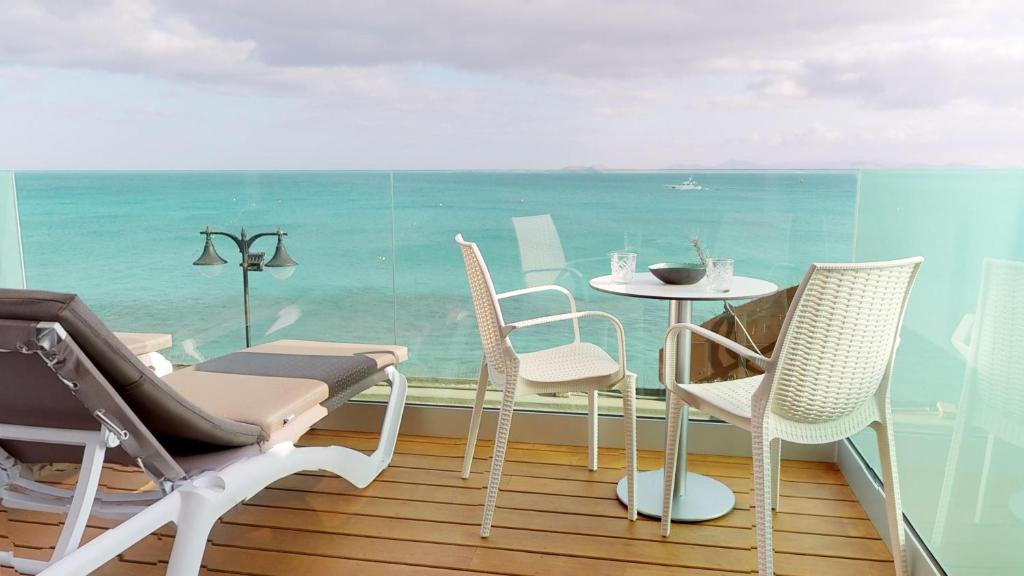 プラヤ・ブランカにあるBlancazul Marinaの海を望むバルコニー(テーブル、椅子付)