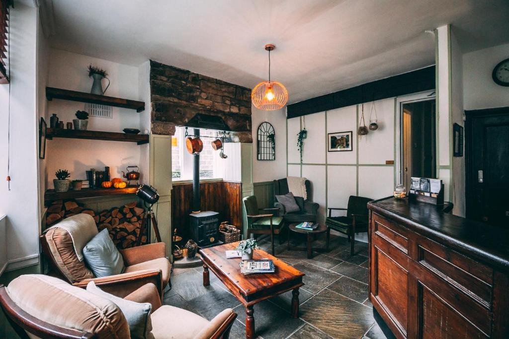 uma sala de estar com um sofá e uma mesa em Weavers Guesthouse by Weavers of Haworth em Haworth