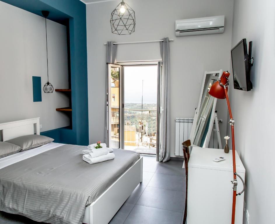una camera con letto e parete blu di Guest House Nonnolorè a Agrigento