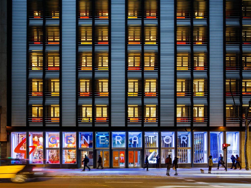 une façade d'un bâtiment avec des gens qui marchent devant lui dans l'établissement Generator Barcelona, à Barcelone