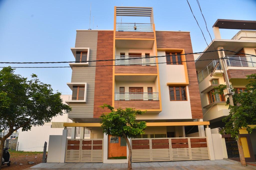um edifício alto com uma varanda em cima em Elegant Serviced Apartment em Mysore