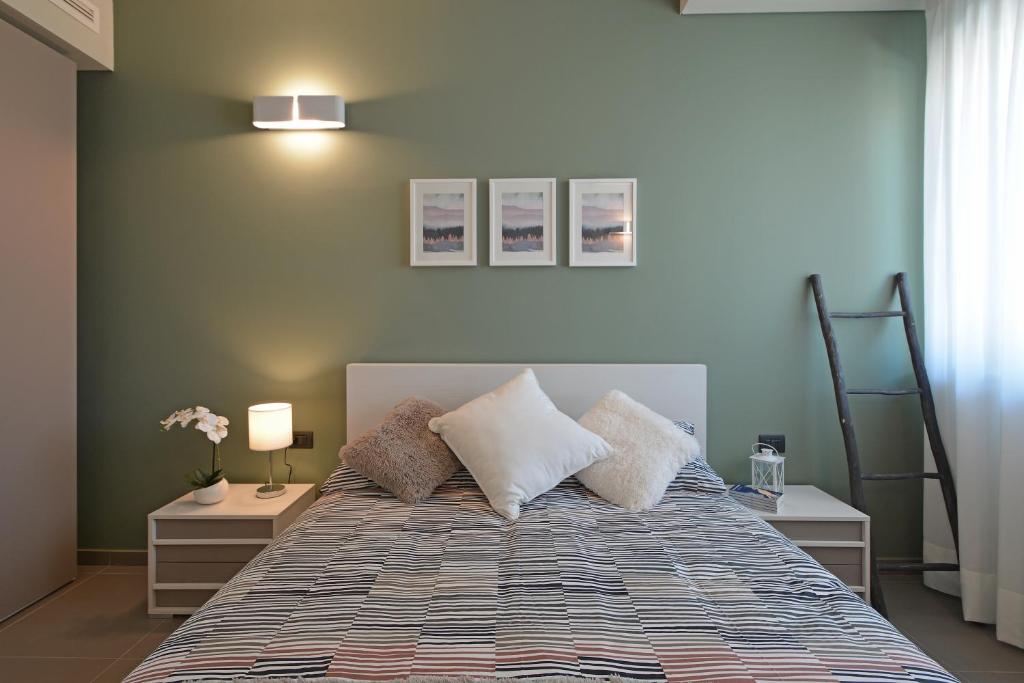 Postel nebo postele na pokoji v ubytování ATMOSFERA APARTMENTS & SUITES