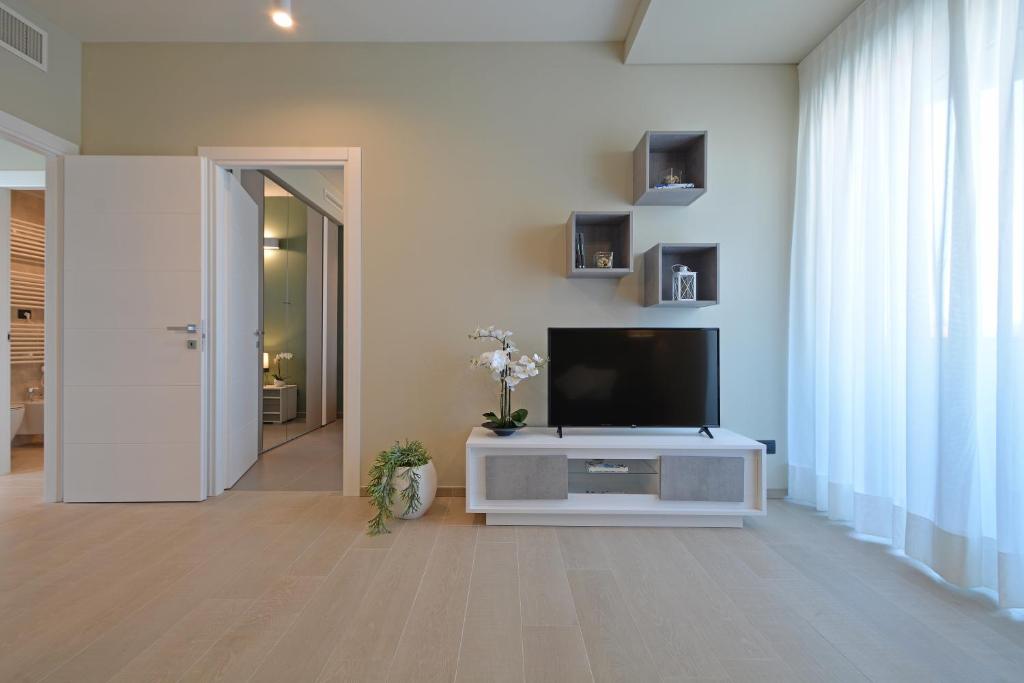 TV a/nebo společenská místnost v ubytování ATMOSFERA APARTMENTS & SUITES
