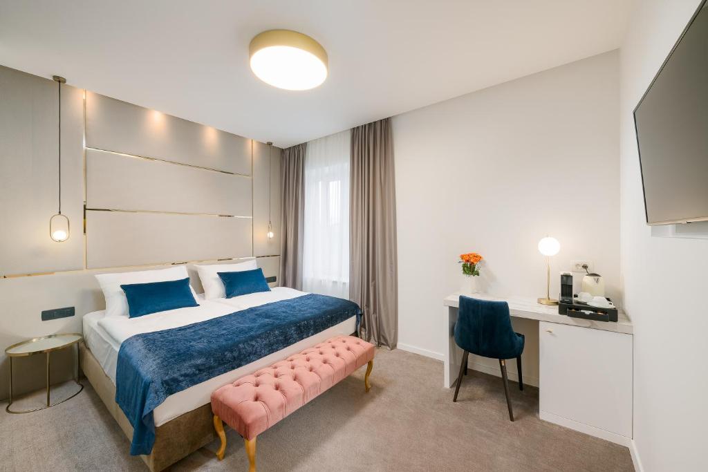 Habitación de hotel con cama grande y escritorio. en Flos Luxury Rooms, en Split