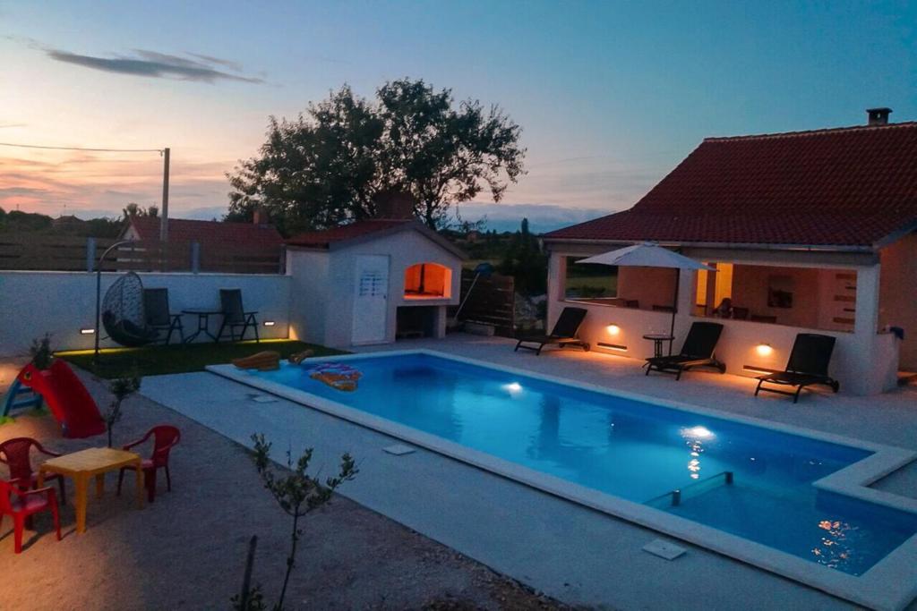 MurvicaにあるHoliday house MIAの家の裏庭にあるプール