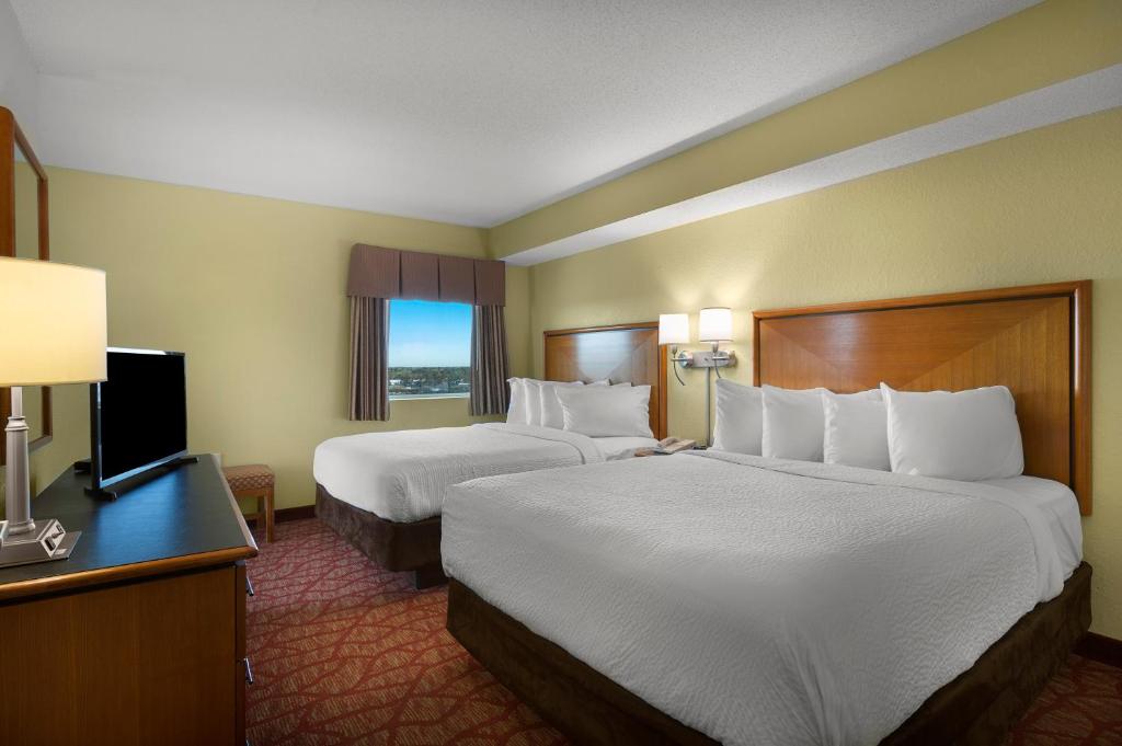 um quarto de hotel com duas camas e uma televisão em Bay View Resort Myrtle Beach em Myrtle Beach