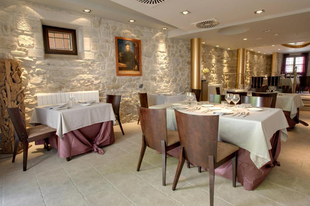 Restaurace v ubytování Hotel Palacio del Obispo