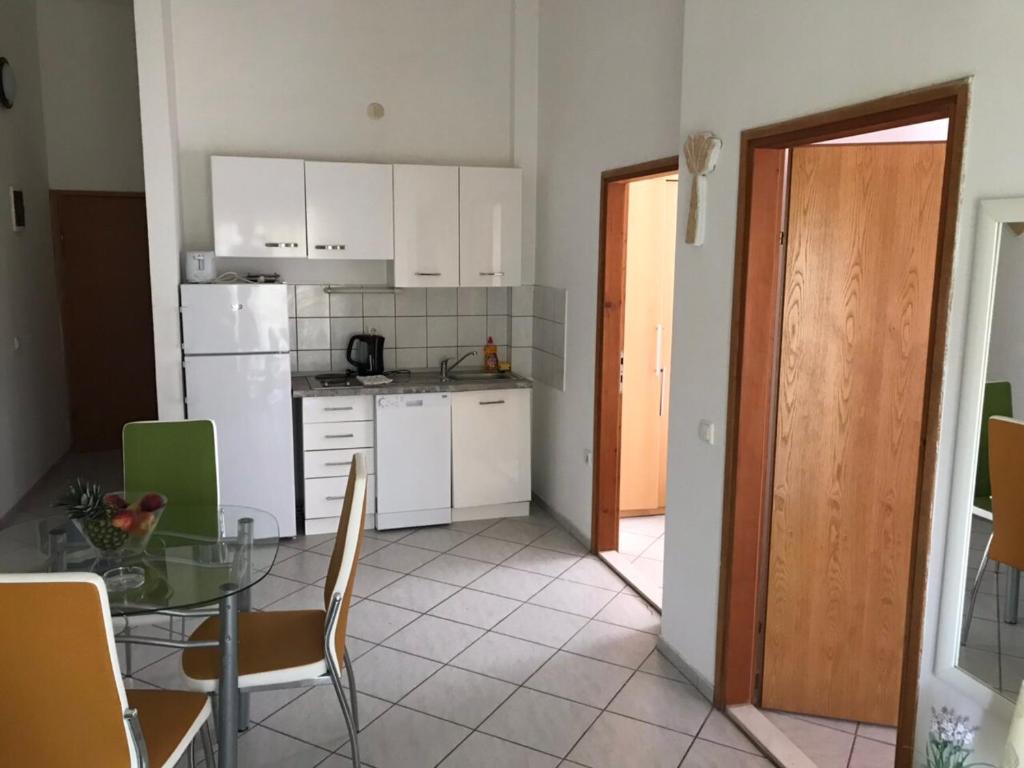 Kuchyň nebo kuchyňský kout v ubytování Apartments Nives