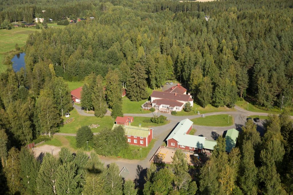 Luftaufnahme eines Hauses mitten in einem Wald in der Unterkunft Luontoleirikeskus Lankari in Seinäjoki