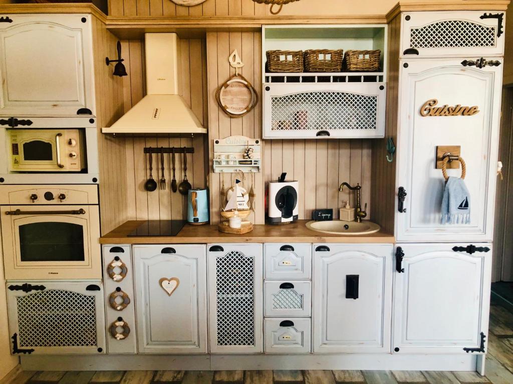 Kuchyň nebo kuchyňský kout v ubytování Arapya Beach Apartment