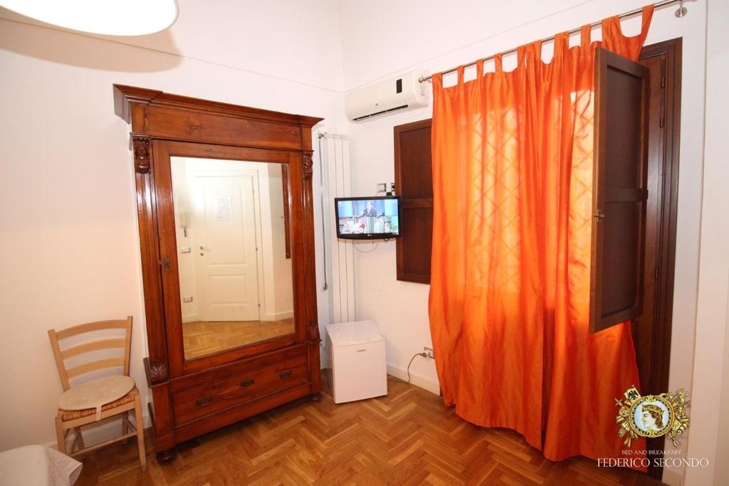 Televízia a/alebo spoločenská miestnosť v ubytovaní Federico Secondo B&B
