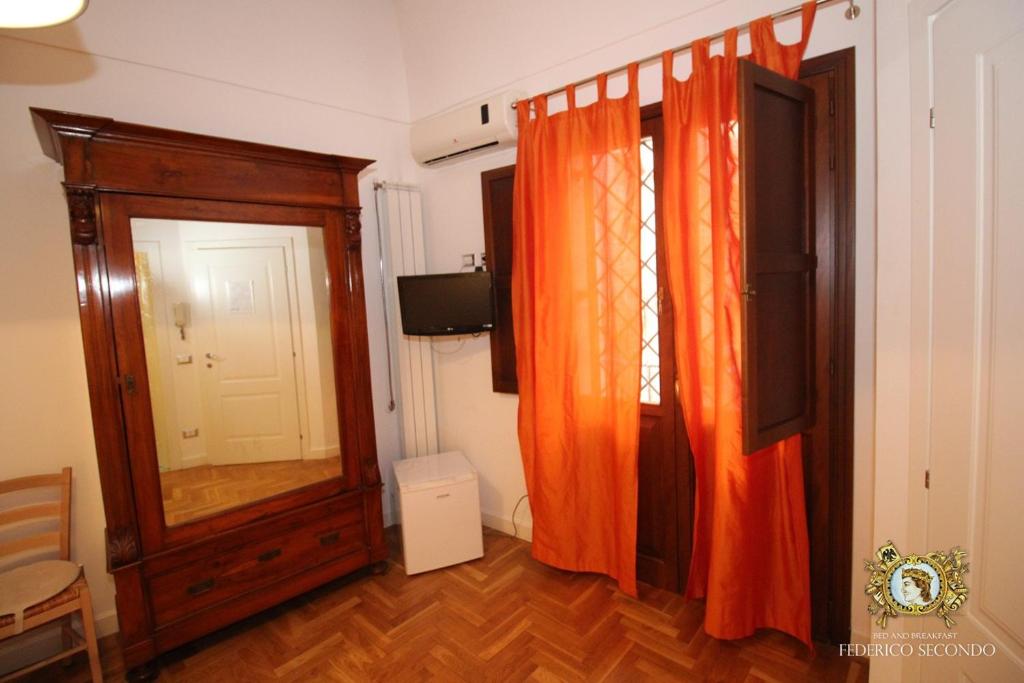 Televízia a/alebo spoločenská miestnosť v ubytovaní Federico Secondo B&B