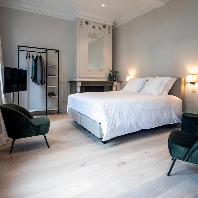 Postel nebo postele na pokoji v ubytování Bed & Breakfast Jezuietenplein 21