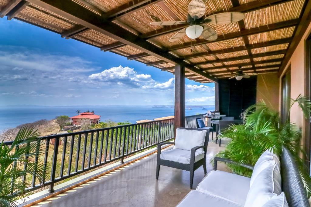 balcón con vistas al océano en Condo @ Azul Paraíso, en Coco