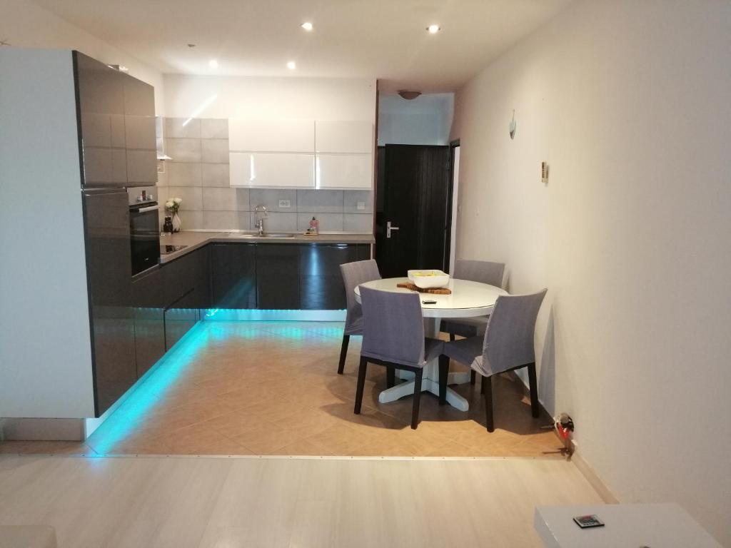 Kuchyň nebo kuchyňský kout v ubytování Hotel Ana Murter