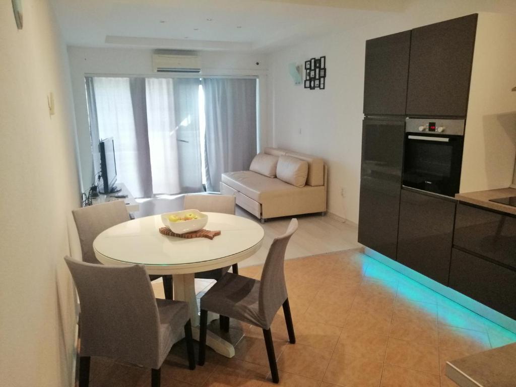 Kuchyň nebo kuchyňský kout v ubytování Hotel Ana Murter
