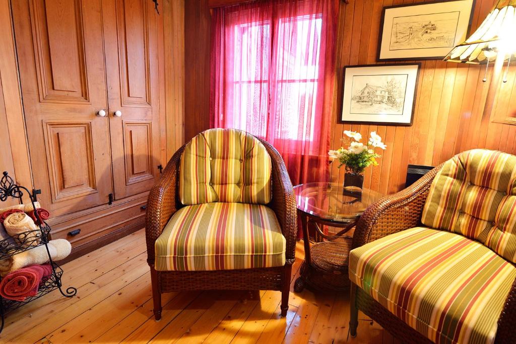 A seating area at Auberge À La Chouenne