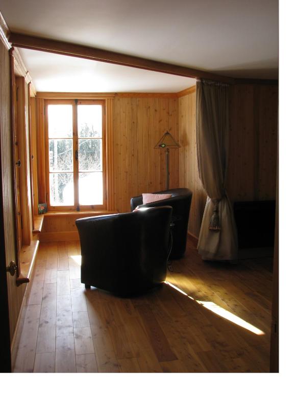 A seating area at Auberge À La Chouenne