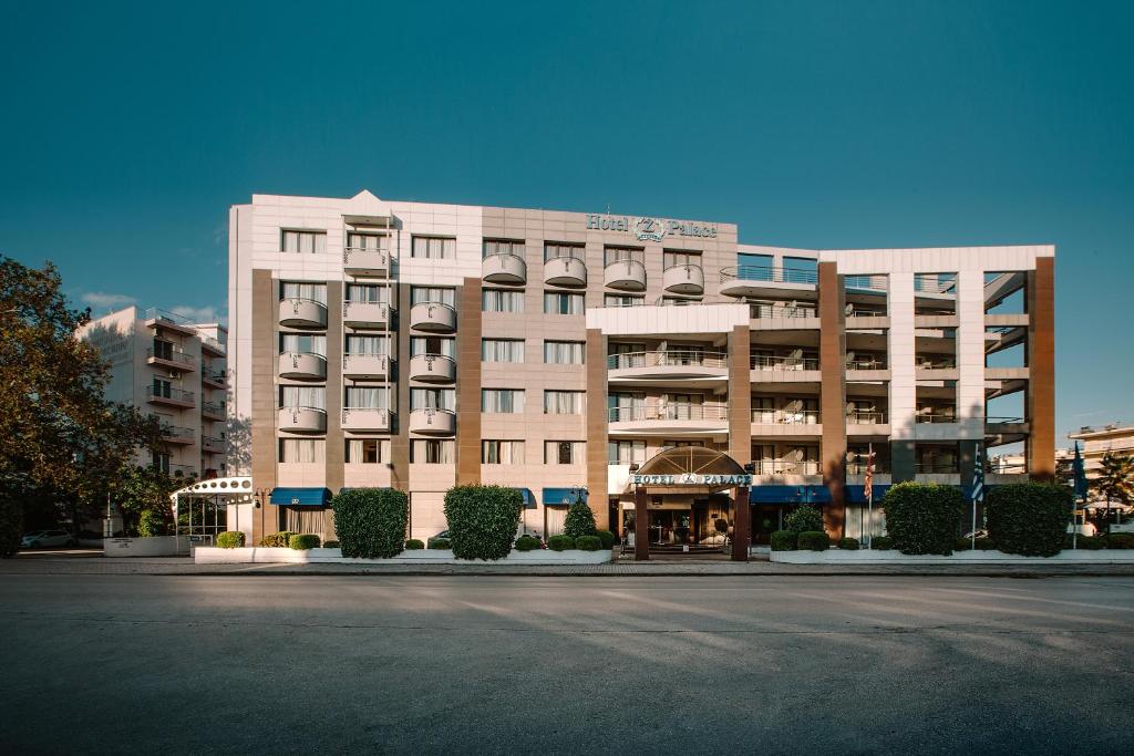 un grand bâtiment d'hôtel avec une rue en face dans l'établissement Hotel Z Palace & Congress Center, à Xánthi