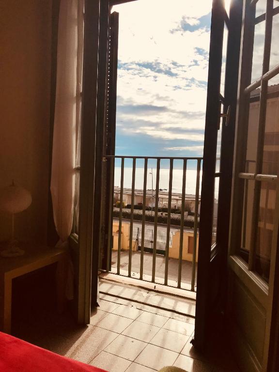 Balkón nebo terasa v ubytování Litus Roma Hostel