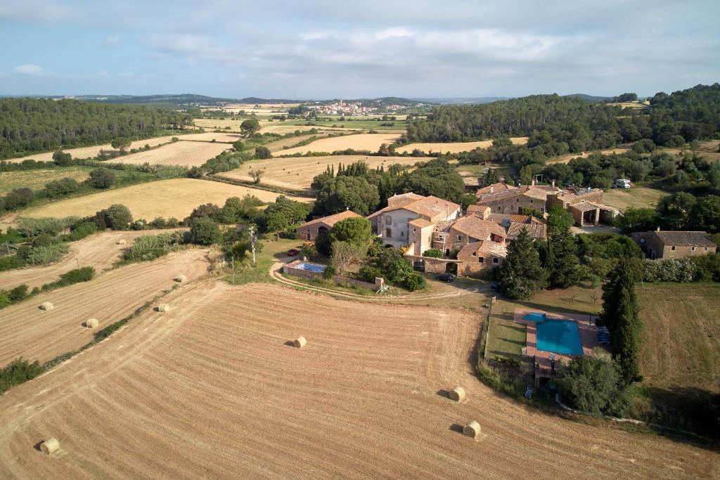 una vista aérea de una casa en un campo en Can Muní, en Vilopríu