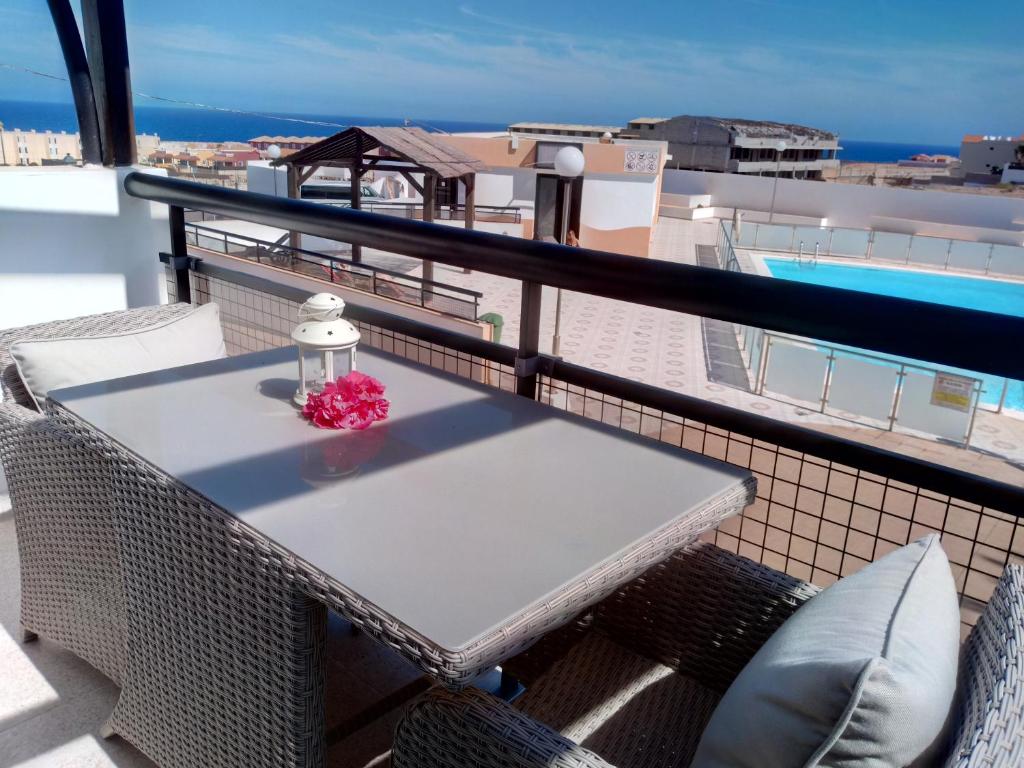 una mesa en un balcón con vistas al océano en Apartamento Reload Complex Amaya Fuerteventura, en Costa de Antigua