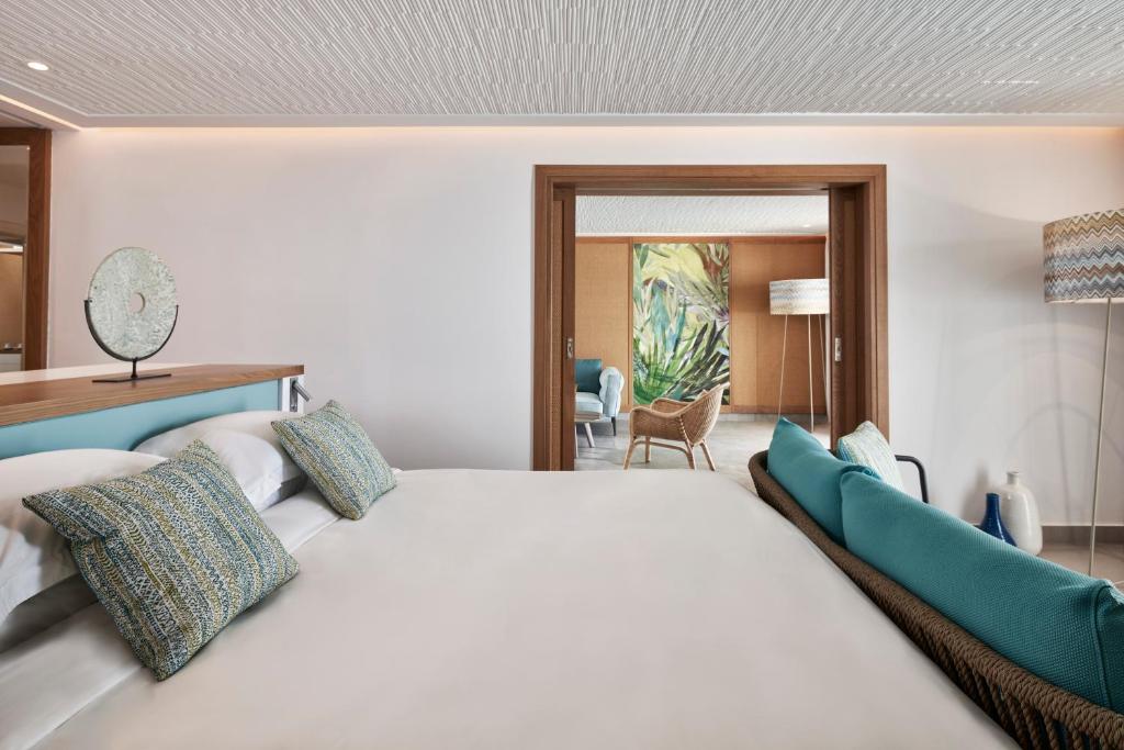 Posteľ alebo postele v izbe v ubytovaní Myconian Kyma, a Member of Design Hotels