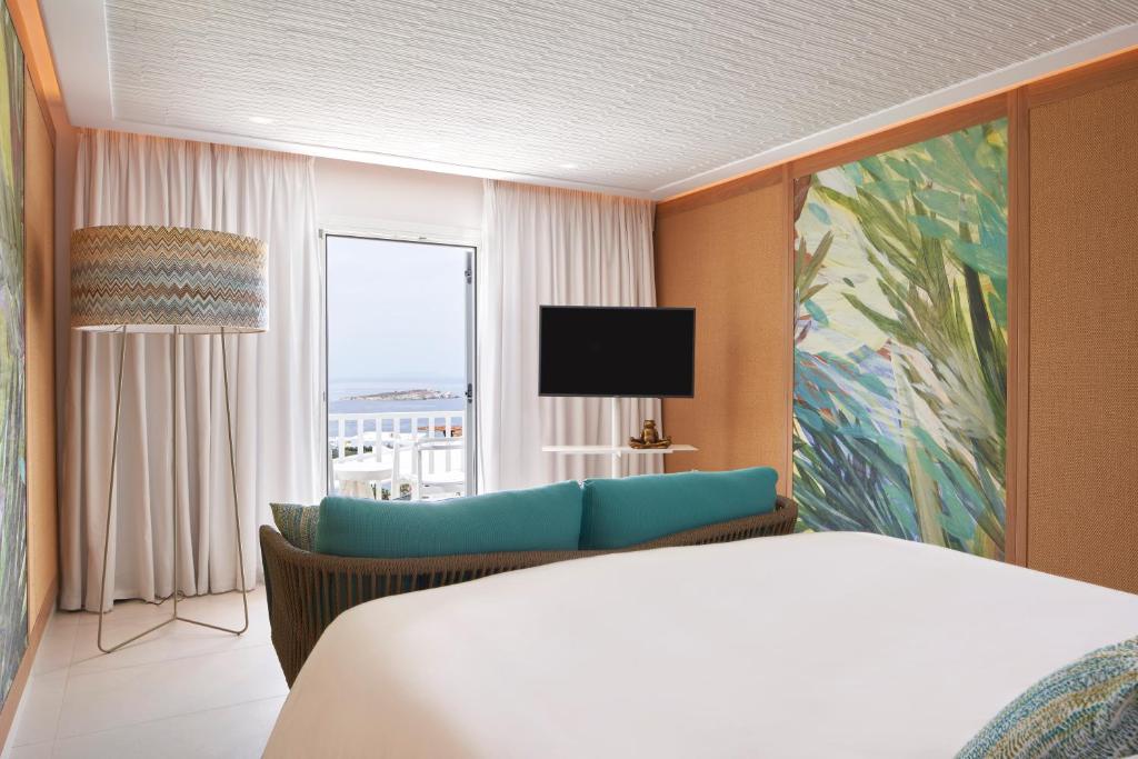 Televízia a/alebo spoločenská miestnosť v ubytovaní Myconian Kyma, a Member of Design Hotels