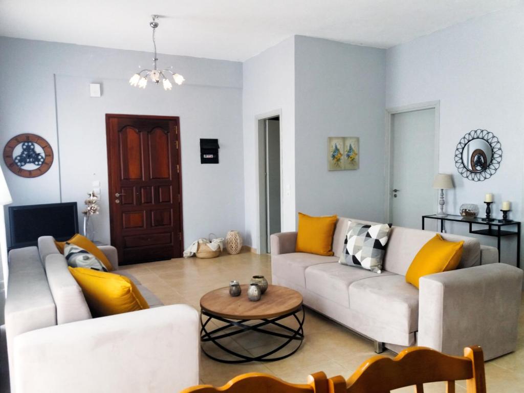uma sala de estar com dois sofás e uma mesa em Lovely View Apartments em Himare