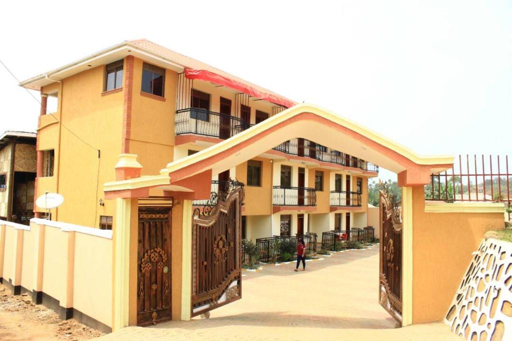 un edificio con una puerta delante de él en Fort Breeze Hotel, en Fort Portal