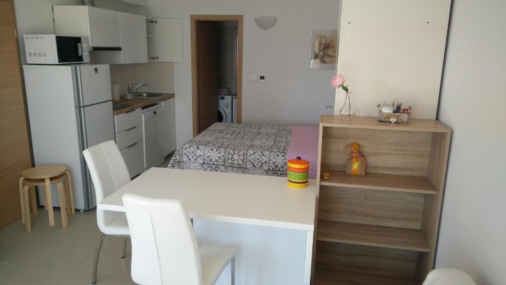 Kuchyň nebo kuchyňský kout v ubytování Garden View Apartments