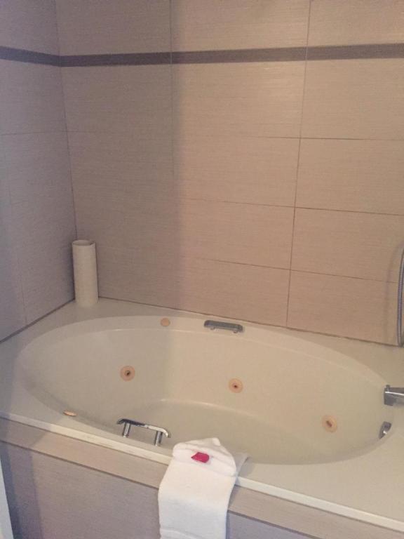 Ramada by Wyndham Ottawa On The Rideau - 1 King Bed, Studio Suite, Water Front, Non-Smoking
