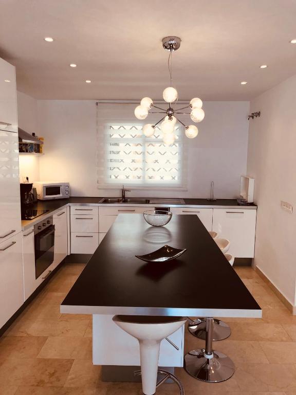 Kuchyňa alebo kuchynka v ubytovaní Luxury Duplex in Aloha Gardens close to Puerto Banus