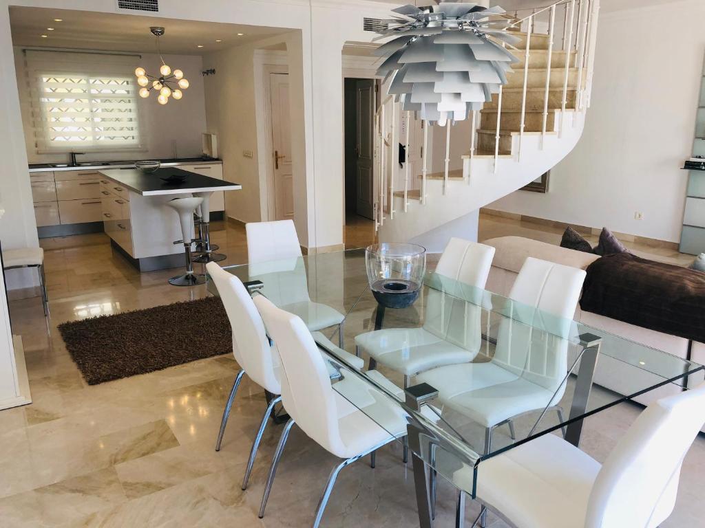 Posedenie v ubytovaní Luxury Duplex in Aloha Gardens close to Puerto Banus