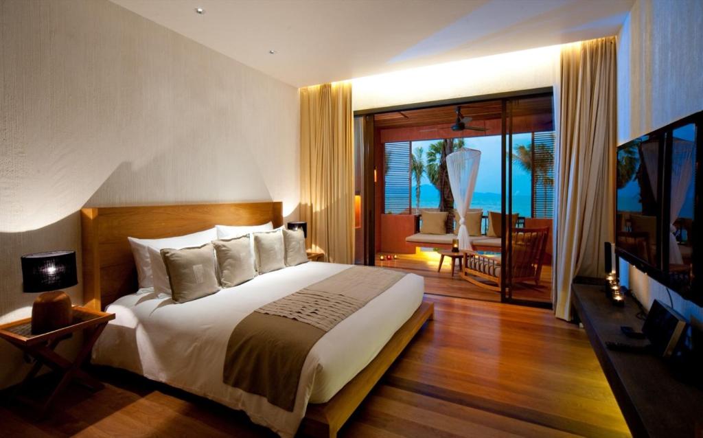 Postel nebo postele na pokoji v ubytování Hansar Samui Resort & Spa - SHA Extra Plus