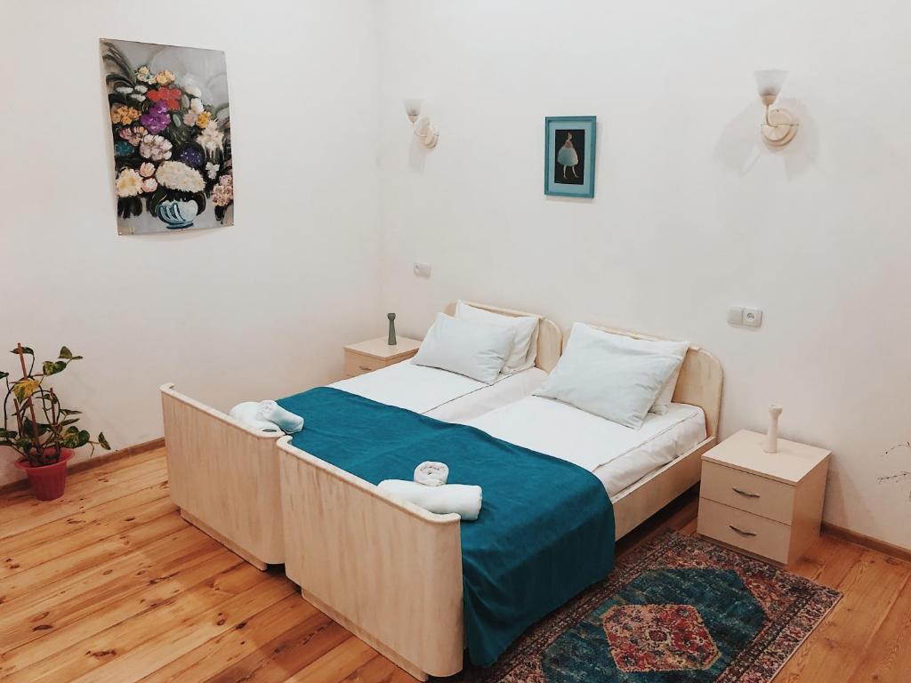 - une chambre avec un grand lit et une couverture bleue dans l'établissement Tamaras apartment, à Tbilissi