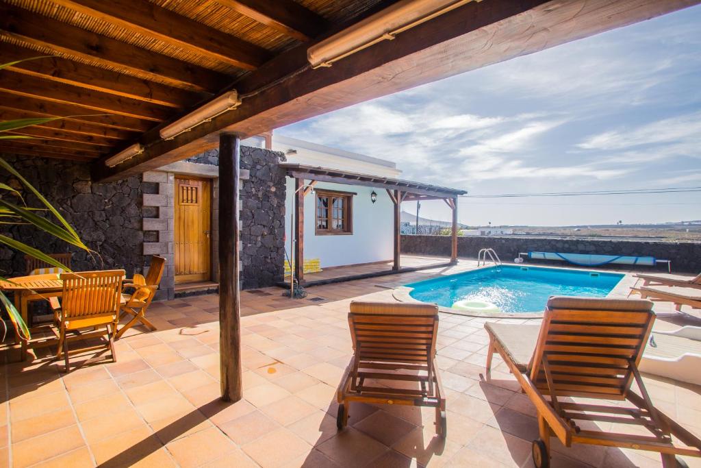 Bazén v ubytovaní A2 Casas Y Villas juani y juan lanzarote (tomaren) Free WiFi alebo v jeho blízkosti