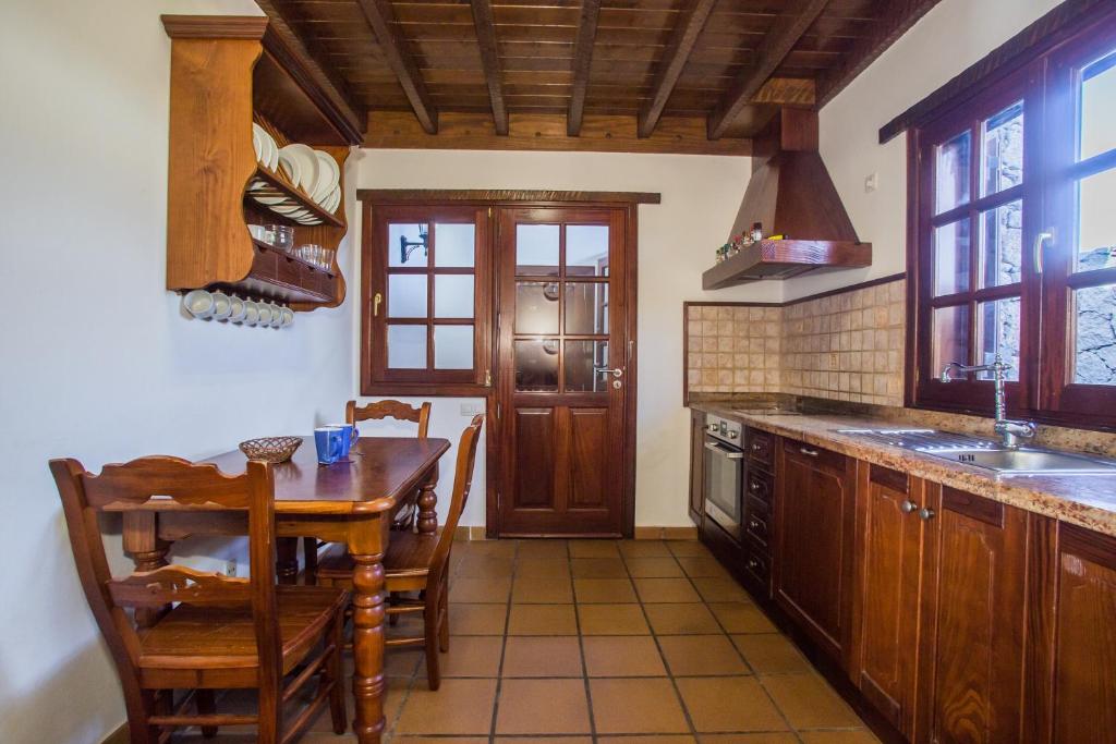 Kuchyňa alebo kuchynka v ubytovaní A2 Casas Y Villas juani y juan lanzarote (tomaren) Free WiFi