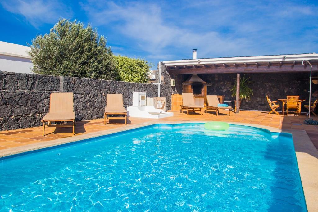 Bazén v ubytovaní A2 Casas Y Villas juani y juan lanzarote (tomaren) Free WiFi alebo v jeho blízkosti