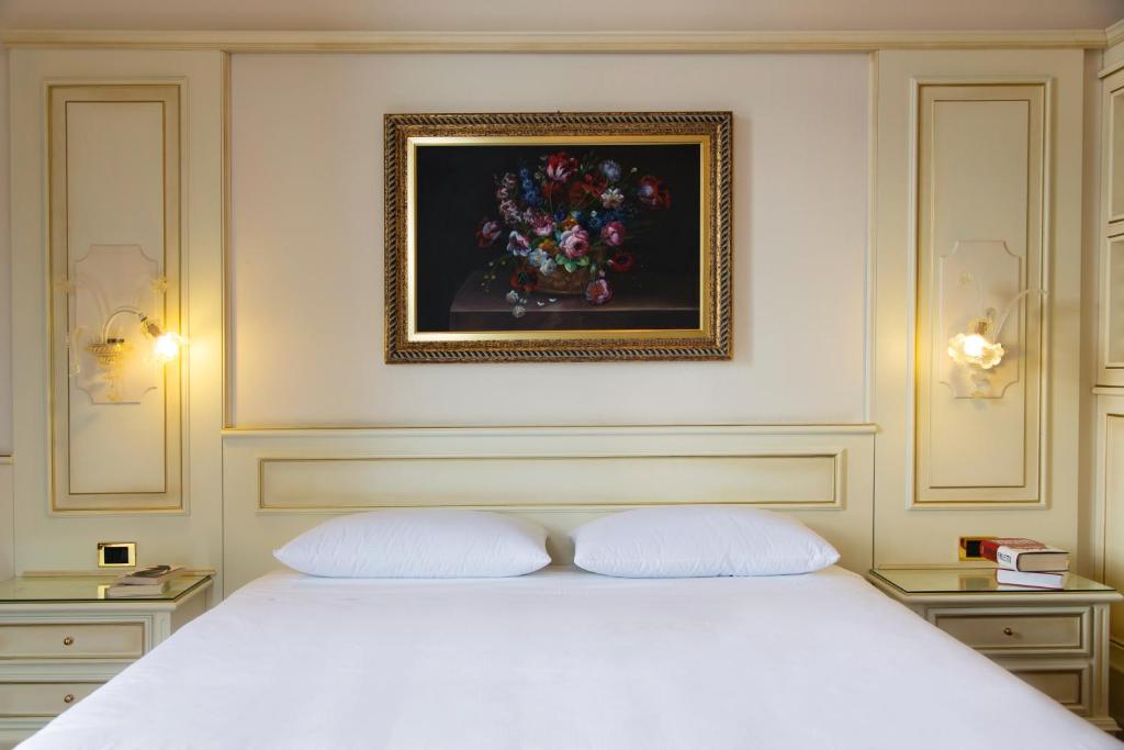 Postel nebo postele na pokoji v ubytování Hotel Ghiffa