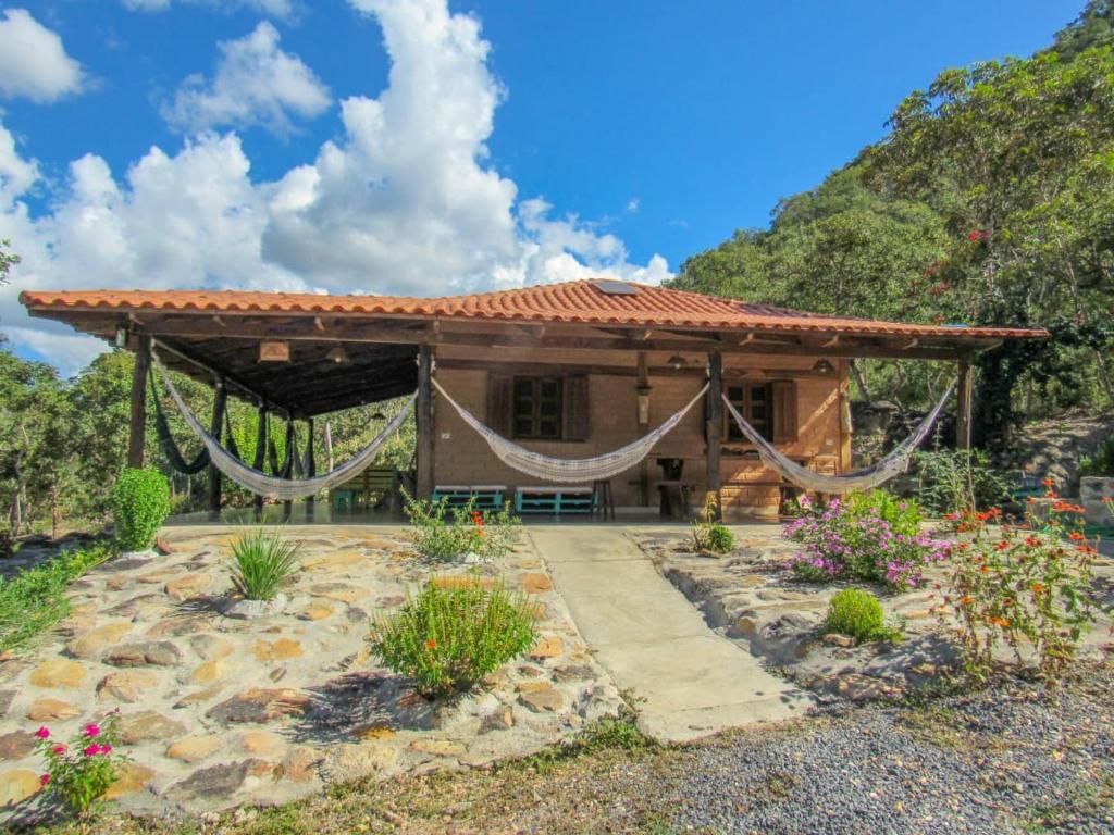卡瓦爾坎特的住宿－Chácara Morro da Pedra，一个带凉亭的小房子