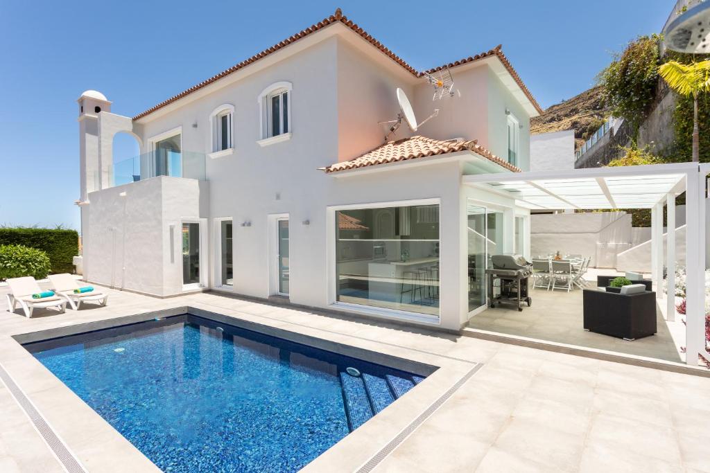 een villa met een zwembad voor een huis bij Pinalito - Vivienda vacacional con piscina privada in La Orotava