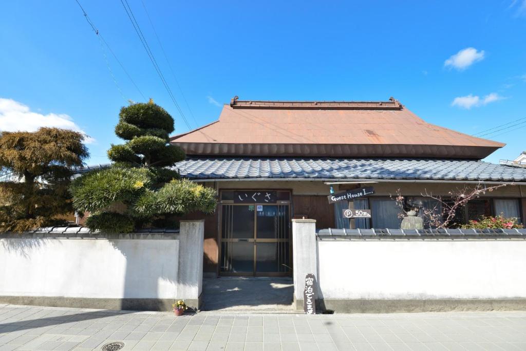 Hayashima的住宿－Tsukubo-gun - House / Vacation STAY 34603，前面有棵树的建筑