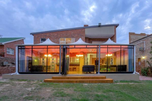 una gran casa de cristal con muchas ventanas en 90 On Wellington en Colchester