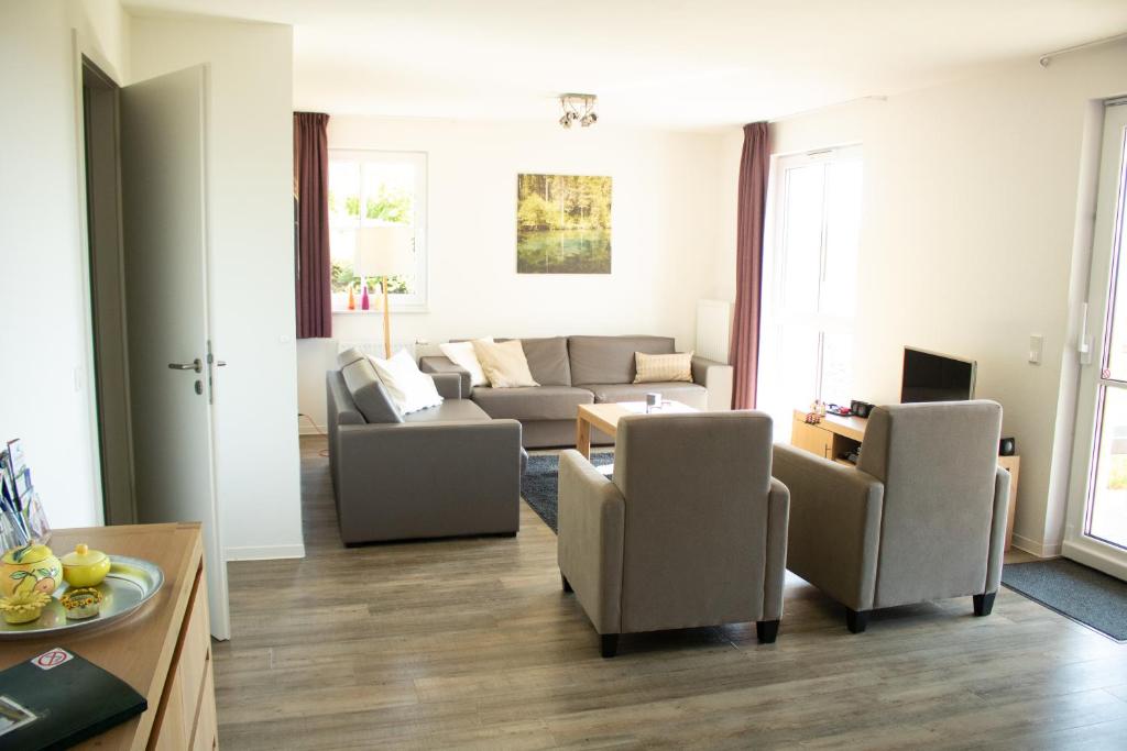 een woonkamer met een bank en stoelen bij Resort Winterberg, Winterberg-Neuastenberg in Winterberg