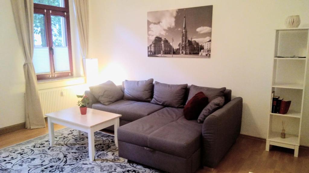 - un salon avec un canapé et une table dans l'établissement Ferienwohnung Paula, à Chemnitz
