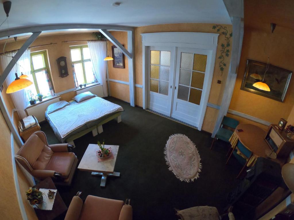 - une vue de tête sur une chambre avec un lit et des chaises dans l'établissement Apartament w Kamienicy, à Biskupiec