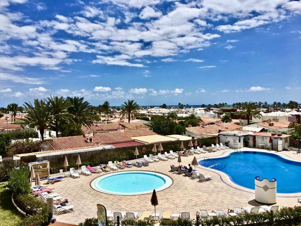a view of the pool at a resort at Tamarán 311 in Playa del Ingles
