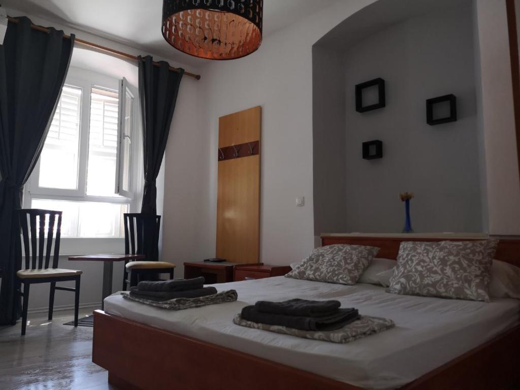 Postel nebo postele na pokoji v ubytování Main Bus Station Rooms