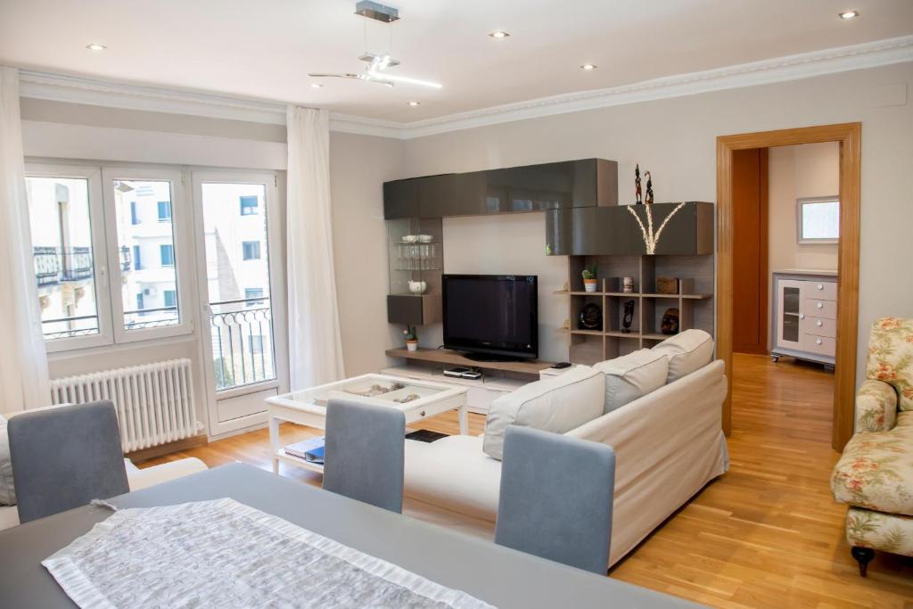 uma sala de estar com um sofá e uma mesa em Apartamento 8 - 10 pax Soria - Centro em Soria